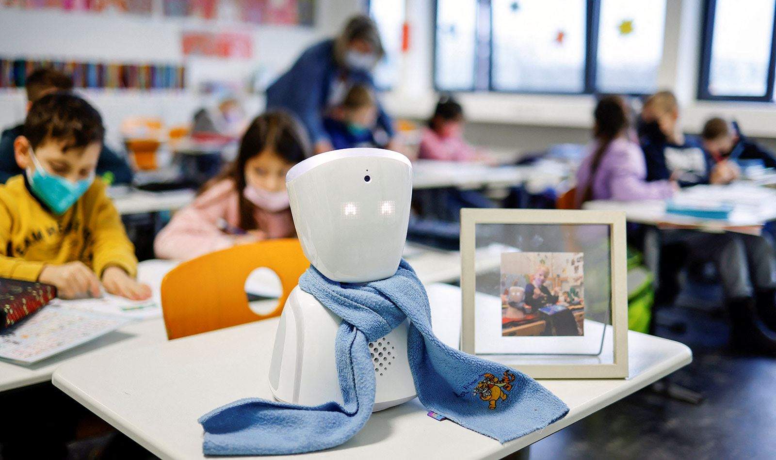     بالصور ـ روبوت يذهب إلى المدرسة بدلاً من طفل ألماني مريض