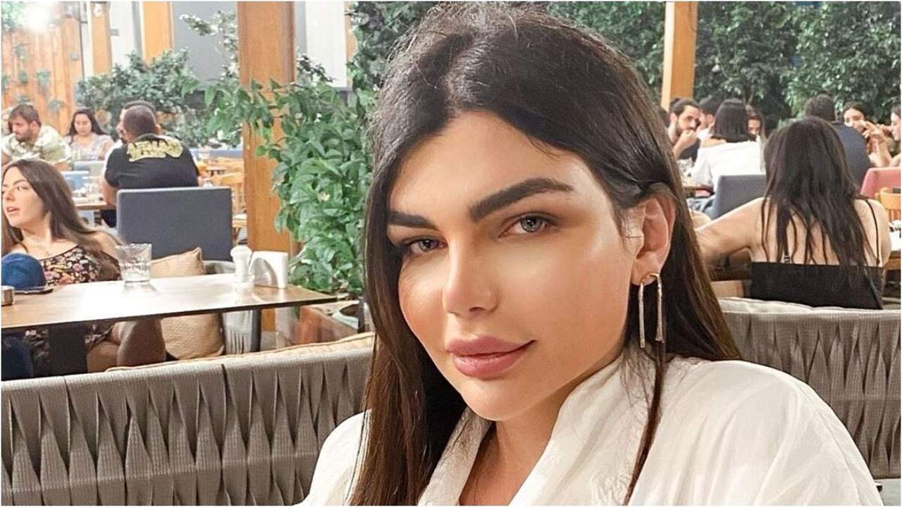 تمام بليق يشير الى تاتو جويل بدر على جسمها وزوجها يرفض تصرفه