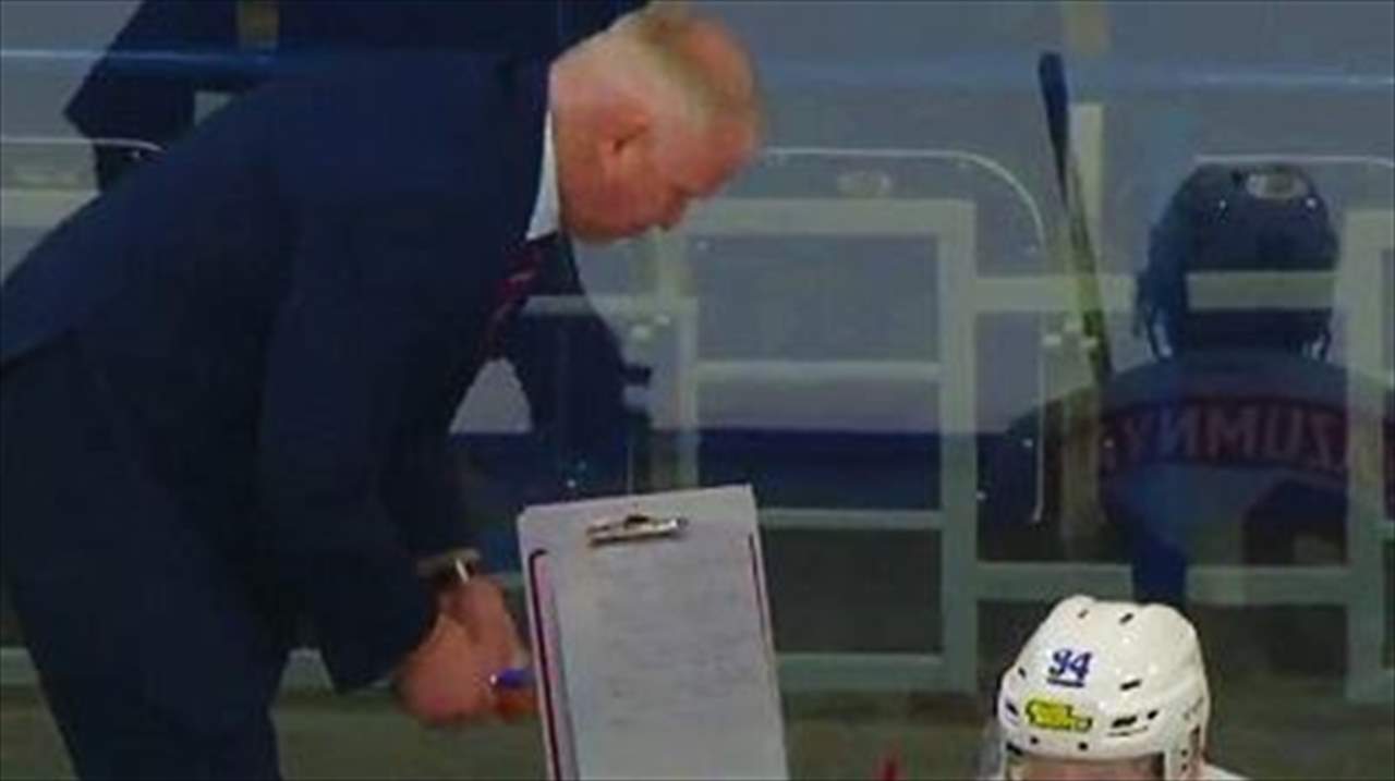 بالفيديو - ركل لاعبه فتمّت إقالته من منصبه 