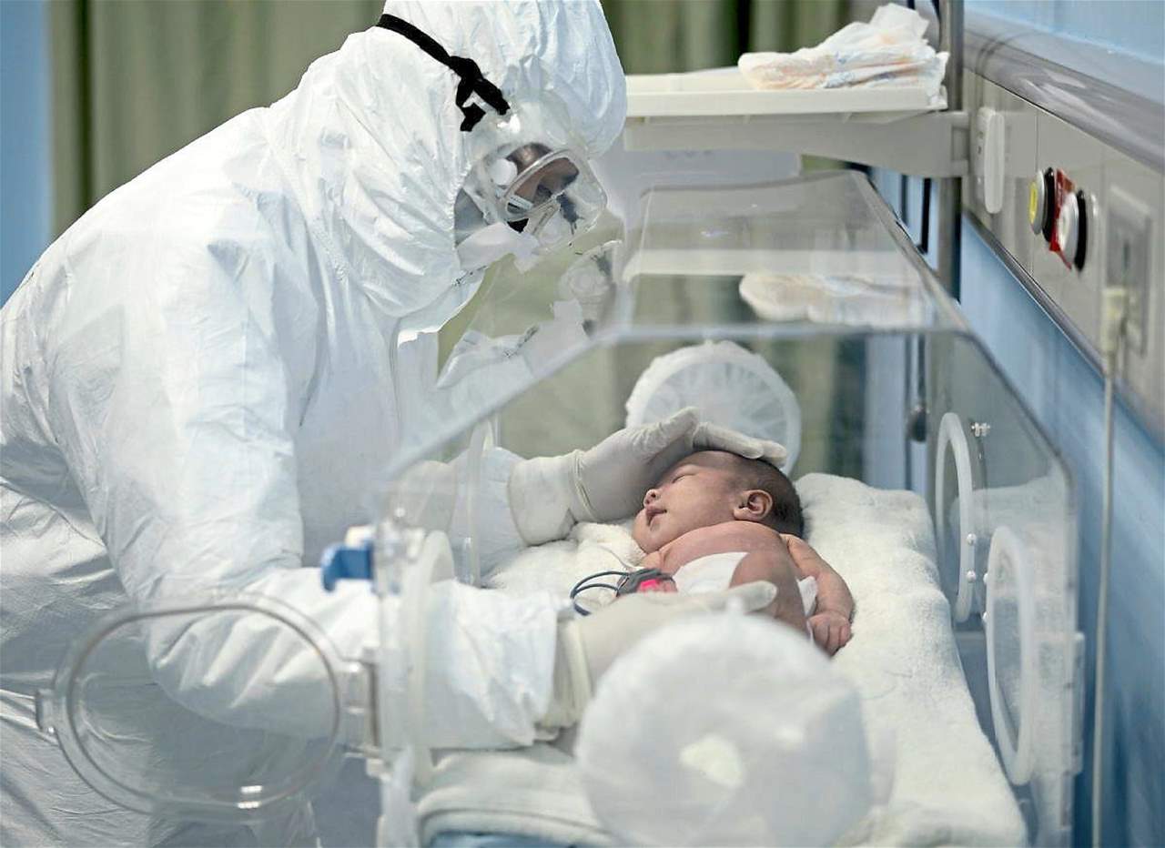 في قطر .. وفاة رضيع عمره 3 أسابيع نتيجة إصابة شديدة بكورونا 