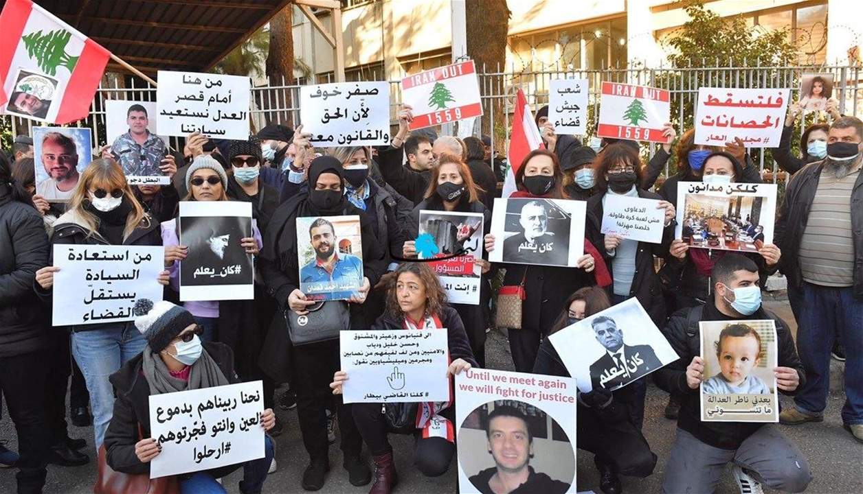 اهالي شهداء المرفأ قطعوا الطريق امام قصر العدل : نؤكد اننا وراء البيطار اكثر من اي وقت مضى