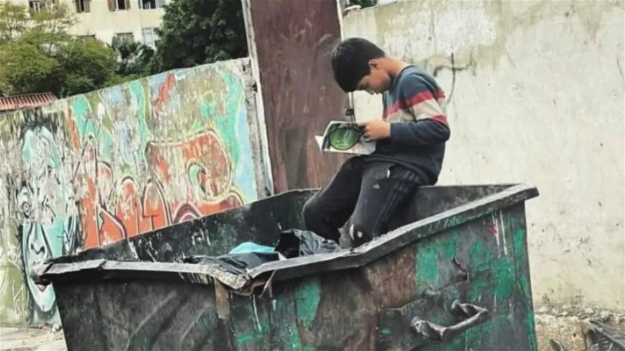 صورة تُثير ضجة .. قصة طفل سوري في لبنان ظهر داخل حاوية القمامة ويقرأ كتاباً