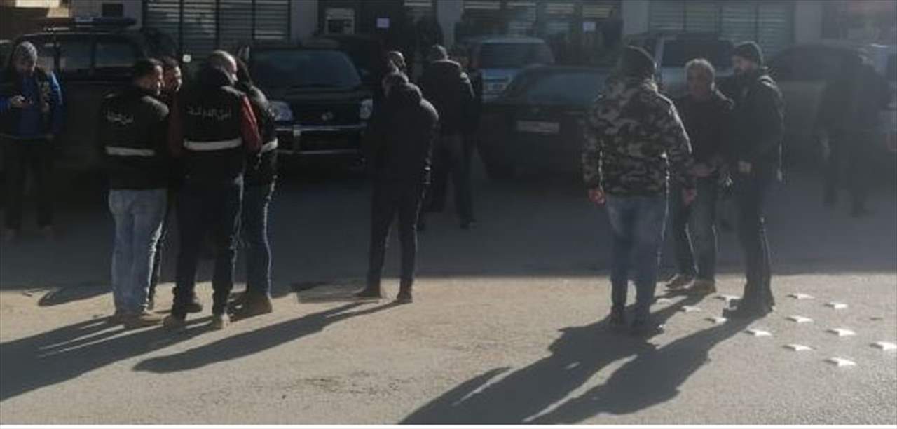 بالصور - احتجز موظفي بنك و"رشهم" بالبنزين للحصول على أمواله!