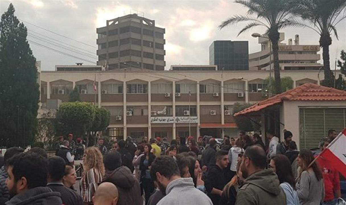 تجمع امام سرايا جونية للمطالبة باطلاق سراح الناشط هيكل