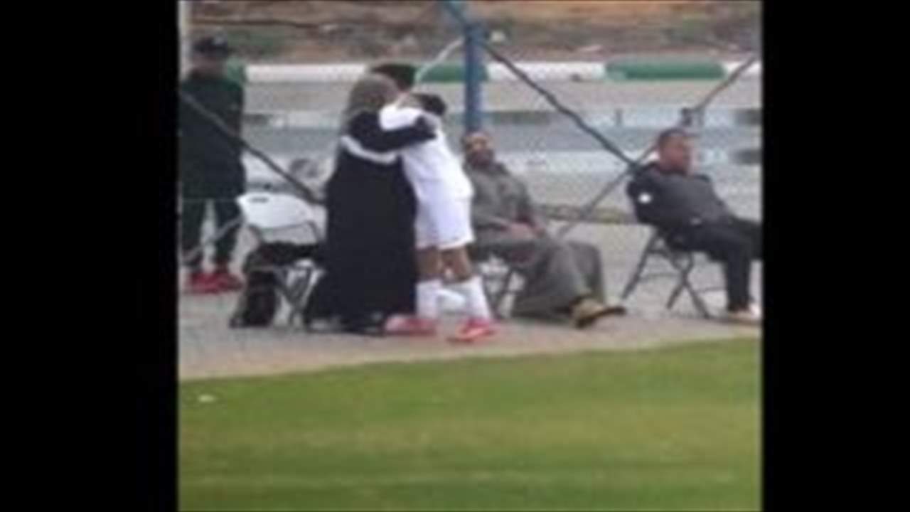 بالفيديو - ولد سجّل هدفاً فقبّل رأس والدته ويدها