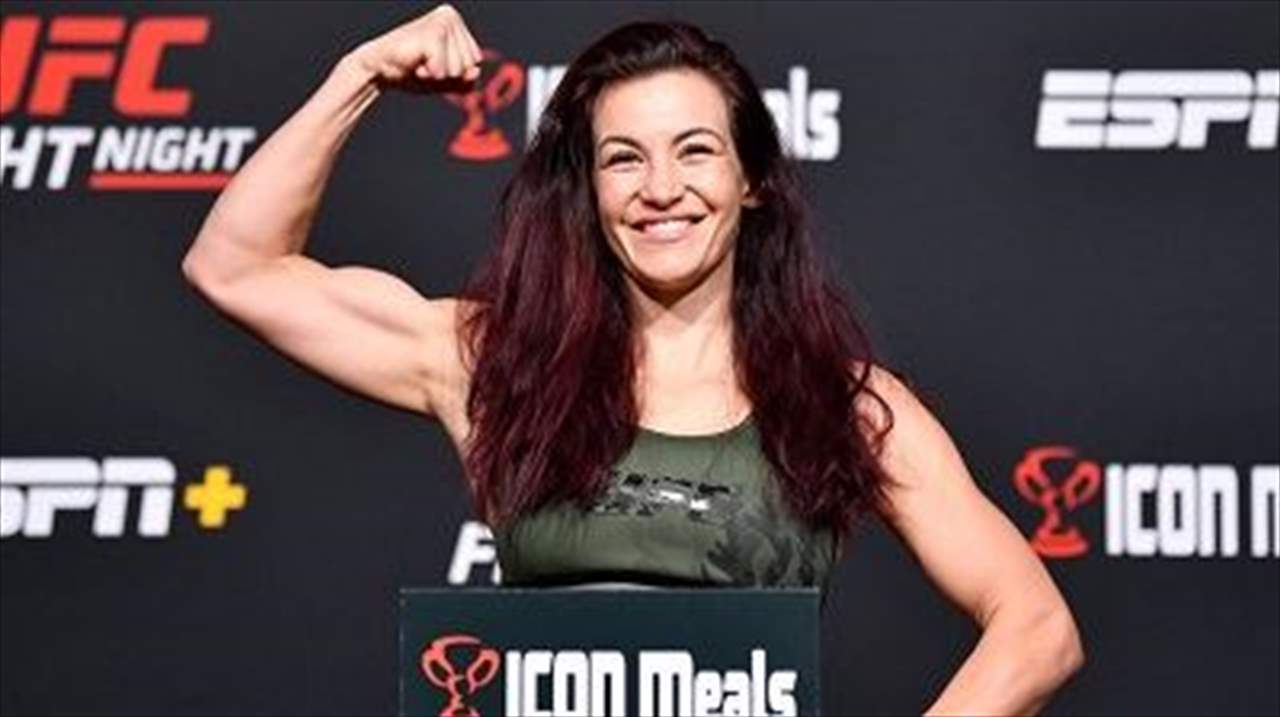 المقاتلة الشهيرة تُعبّر عن حبها لنجمة البورنو !!