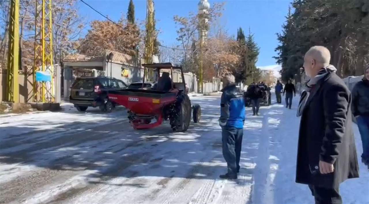 بلديتا بعلبك والنبي شيت أطلقتا ورشة رش الملح على الطرقات الرئيسية و في الأحياء التي لا تصلها الشمس