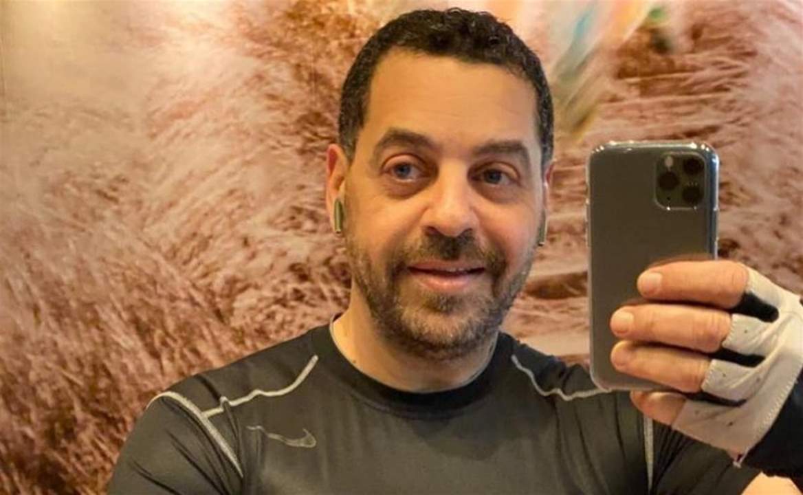 طارق العريان ينشر صورة برفقة محامٍ وتساؤلات عن قضايا جديدة مع أصالة