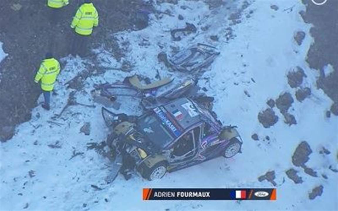 شاهدوا - حادث مرعب .. السيارة اصطدمت بالصخور وانقلبت في الوادي