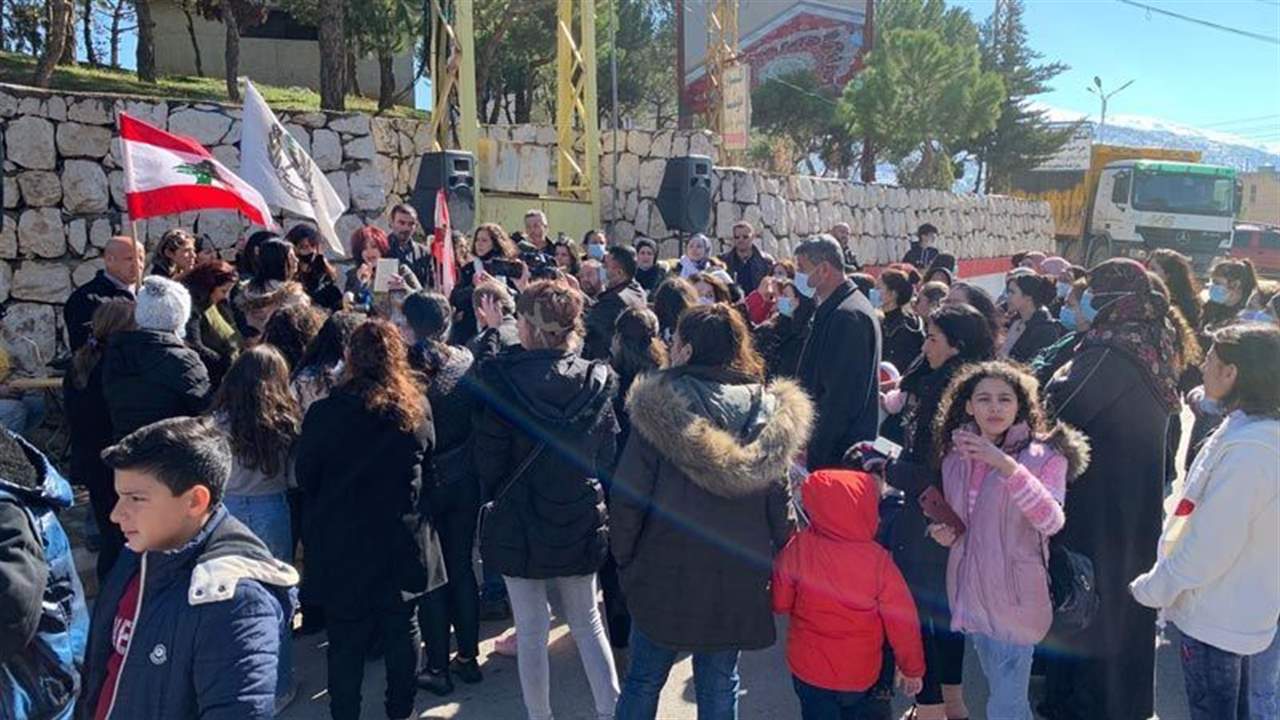 وقفة احتجاجية لنساء واهالي افراد الجيش عند مثلث ضهر الاحمر - راشيا