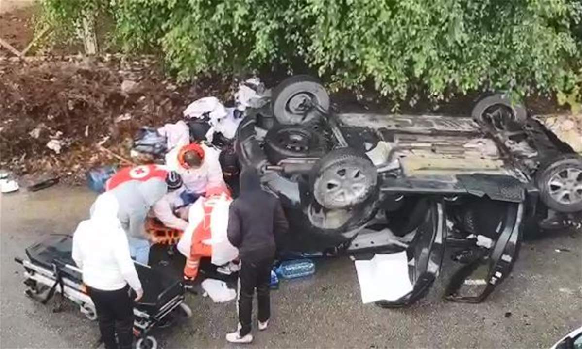 بالصور- جريحان في إنقلاب سيارة من فوق الجسر بالقرب من مدخل صيدا الشمالي