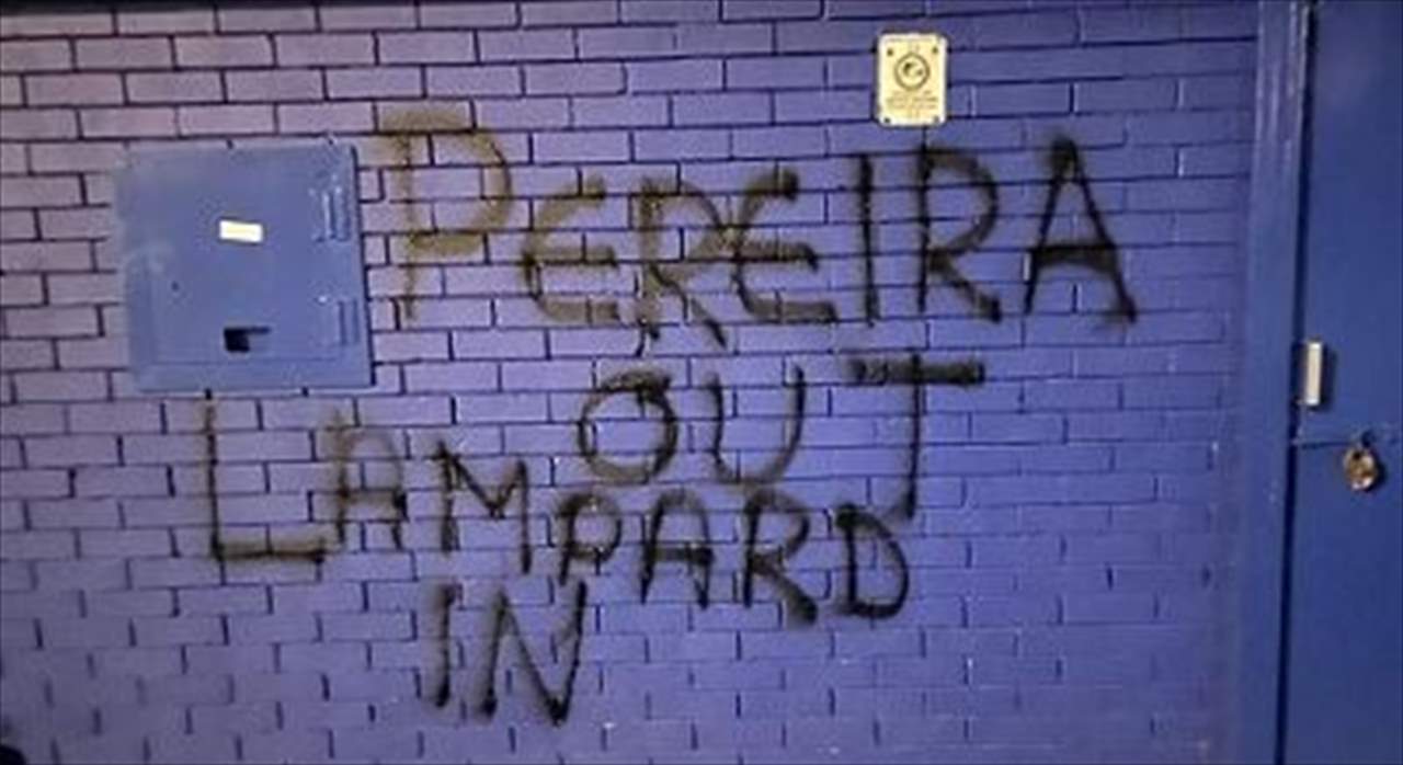 حدث غير مسبوق: جمهور إيفرتون يطالب بإقالة المدرب قبل التعاقد معه !!