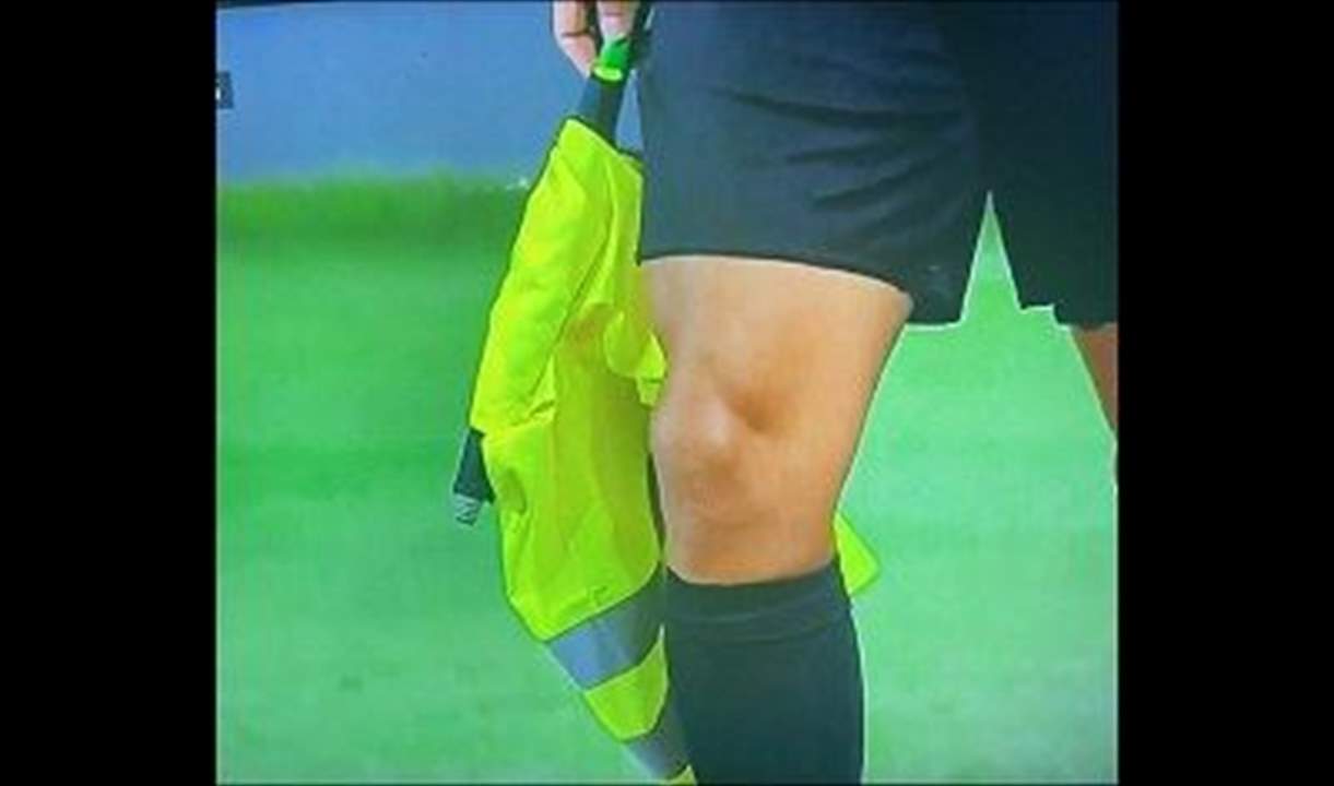 راية الحكم المساعد .. سترة عاكسة مُركّبة على عصا مكنسة !!