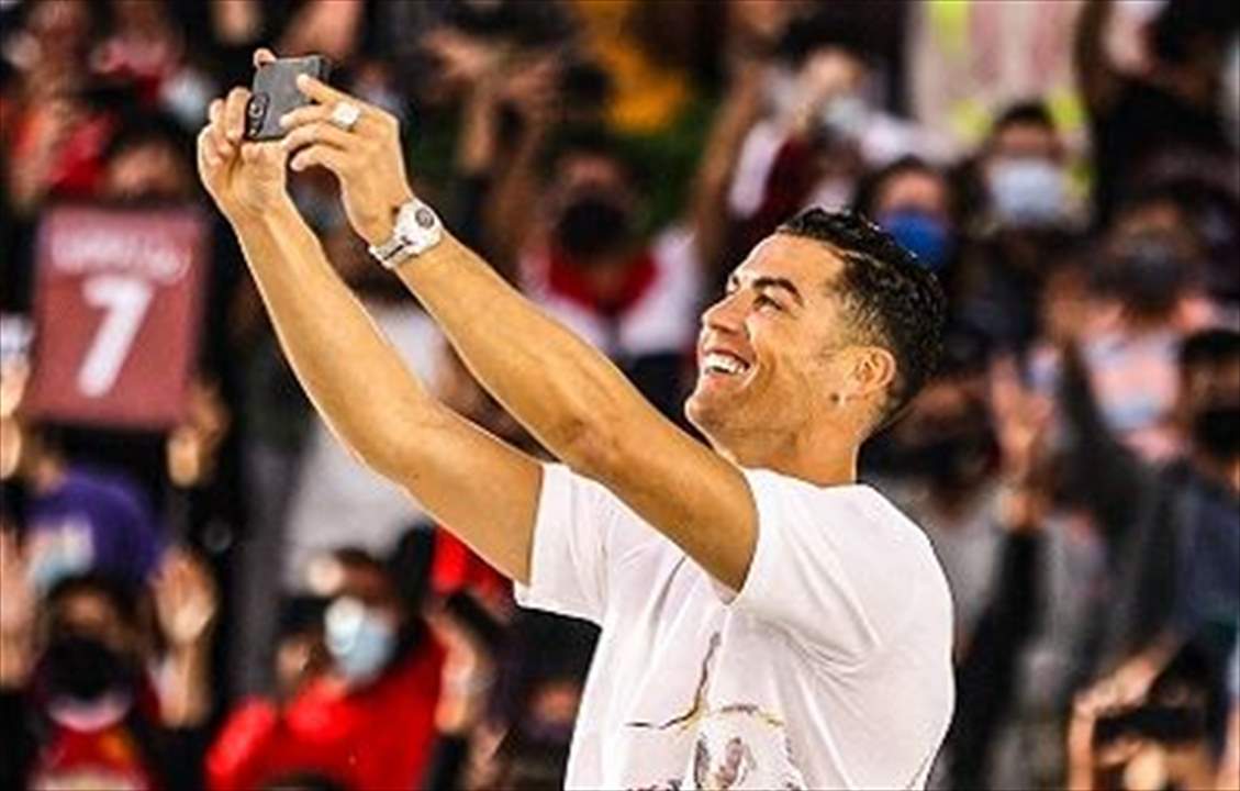 بالفيديو والصور - رونالدو يظهر من تحت الأرض في دبي 