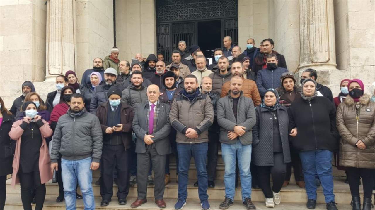 وقفة إحتجاجية لموظفي بلدية طرابلس أمام مبنى البلدية 