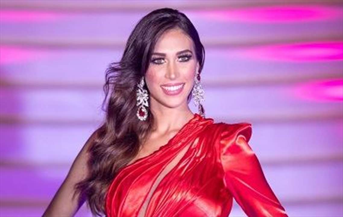 ما هي علاقة ملكة الجمال بكرة القدم وحارس تشلسي؟