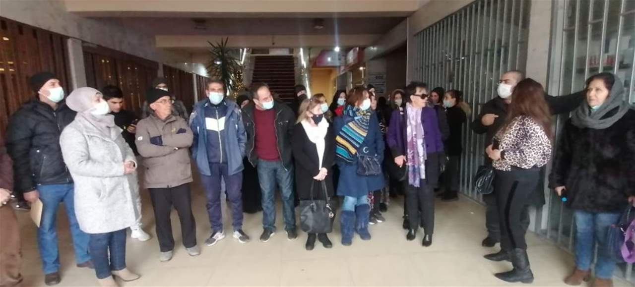 وقفة احتجاجية لمديري المدارس الرسمية واللجان المالية والطاقم التعليمي أمام فرع "فرنسبنك" في بعلبك.. ما السبب؟