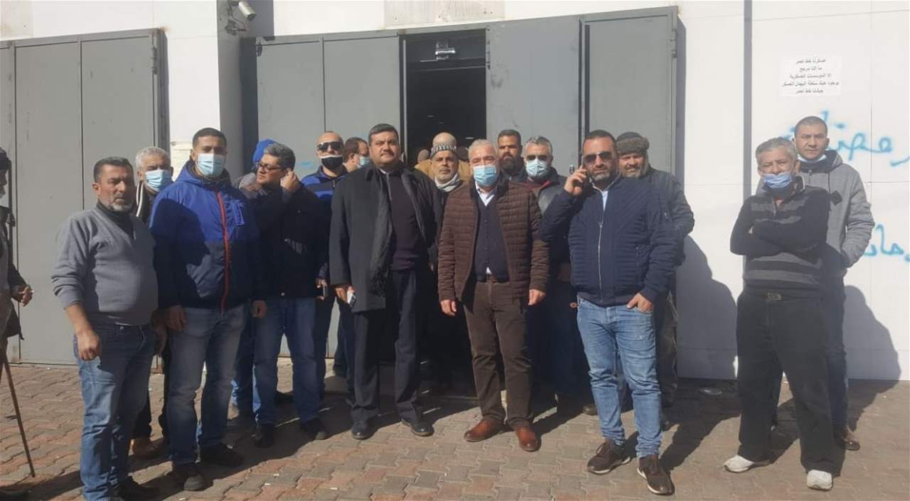 مراسل "الجديد": موظفو وعمال شركة كهرباء قاديشا يعتصمون أمام أحد فروع المصارف في طرابلس للمطالبة بان تدفع رواتبهم بالليرة اللبنانية