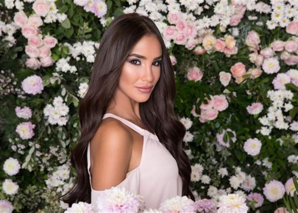حبيب ميرا طفيلي يطبع قبلة على رقبتها والجمهور: نيالو !
