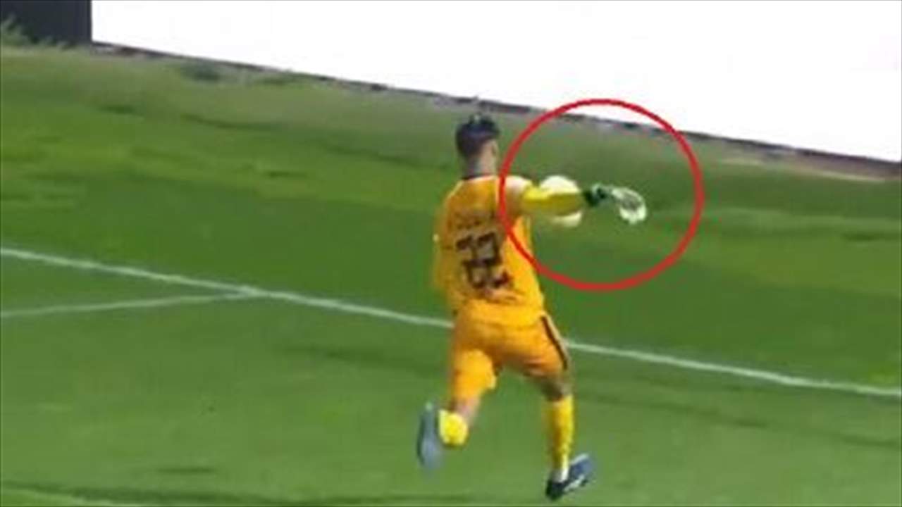 بالفيديو - حارس المرمى حسم المباراة مسجلاً هدفاً في شباكه !!