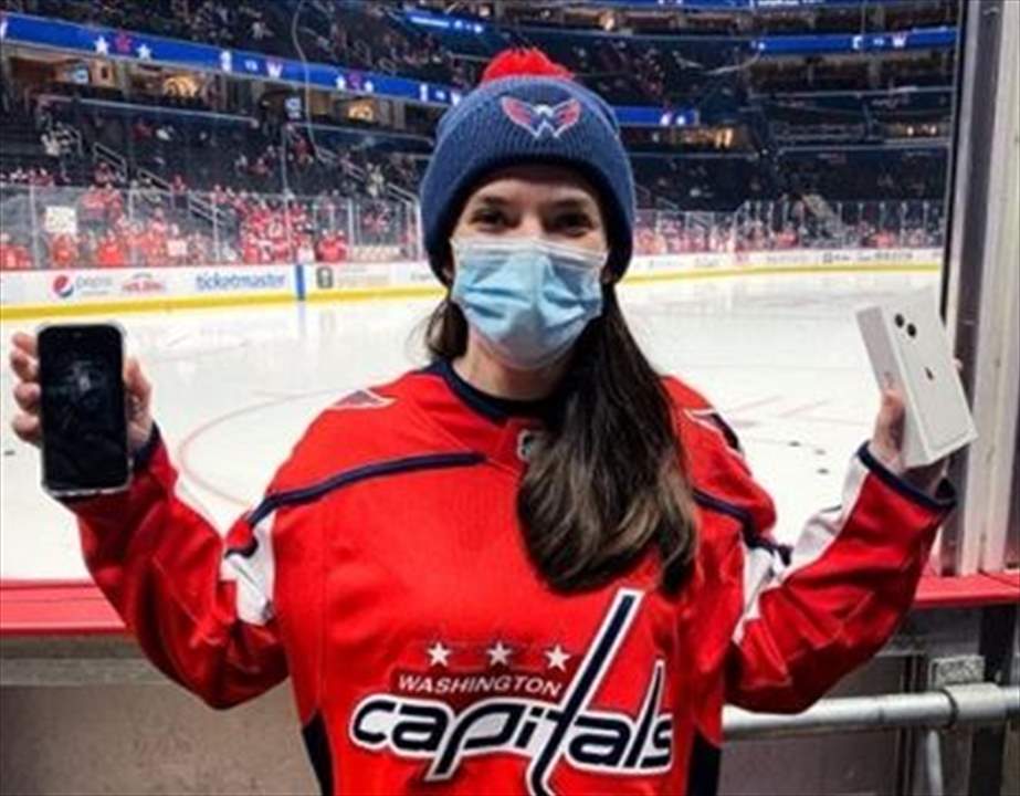 بالفيديو - حطّمت هاتفها لمساعدة لاعبها المفضّل فماذا فعل النادي؟