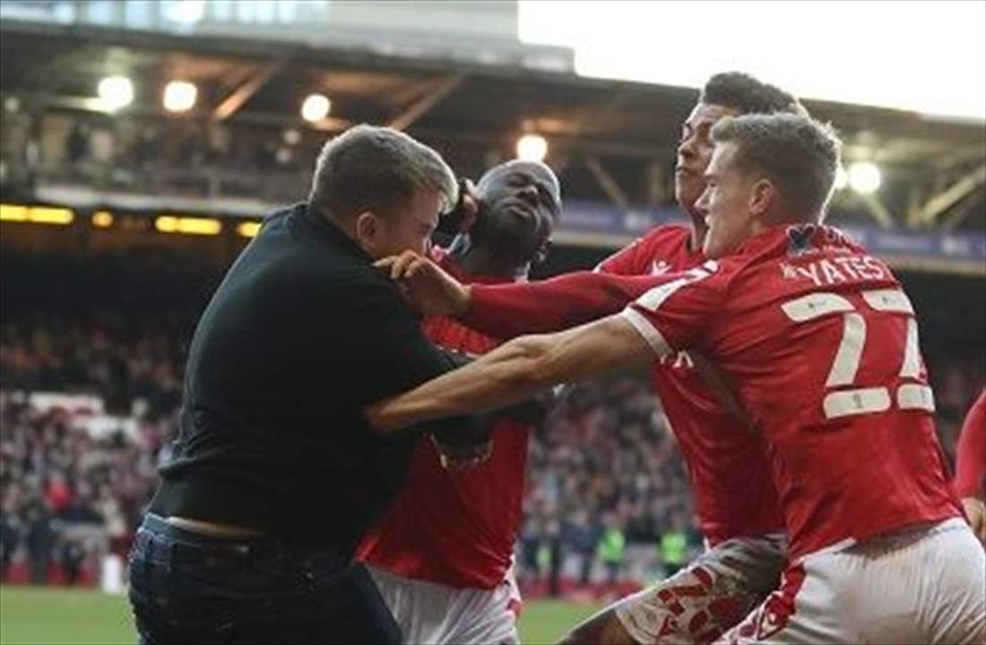 بالفيديو والصور - غزا الملعب واعتدى باللكم على لاعب منافس