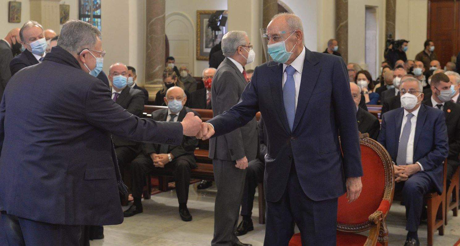 مصافحة بالـ"بوكس" بين بري والسنيورة 