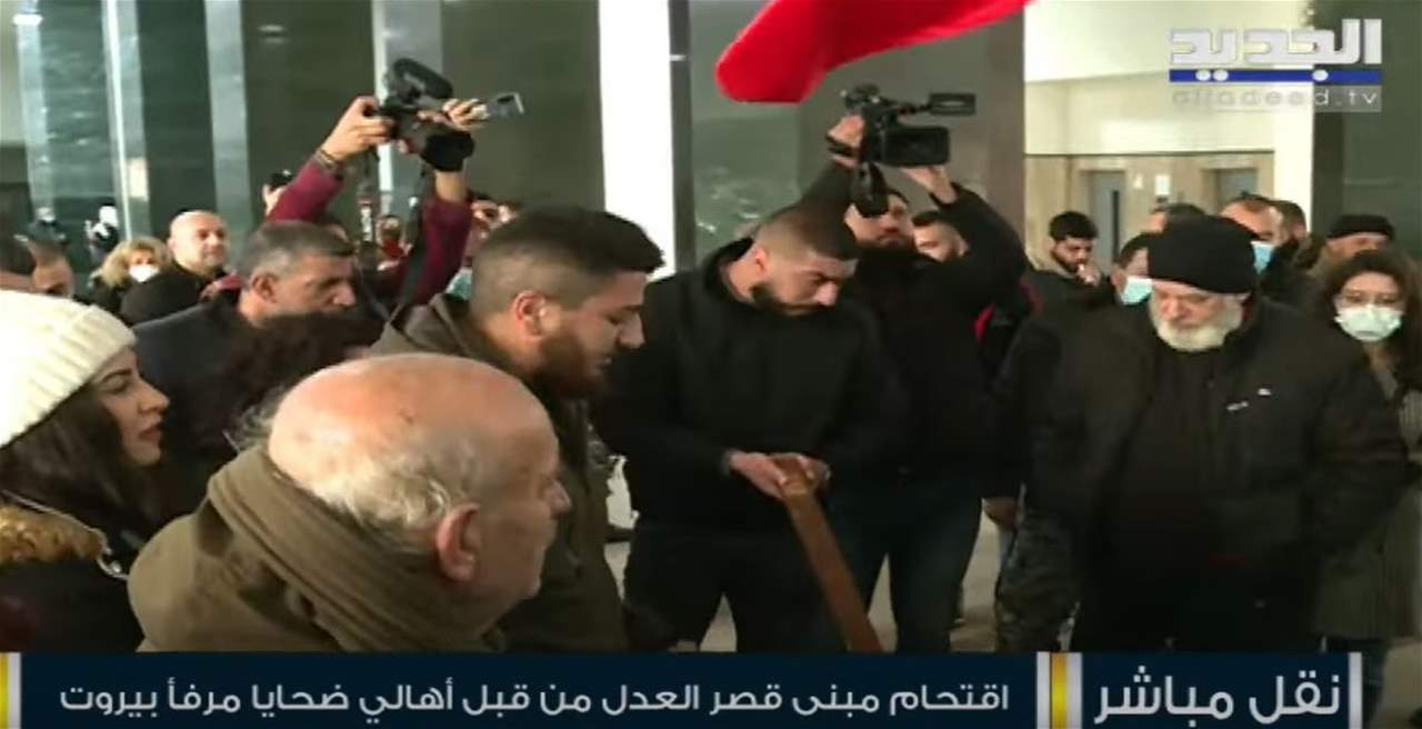 من داخل قصر العدل.. تحرك لأهالي ضحايا مرفأ بيروت ينتهي بلقاء القاضي عبود
