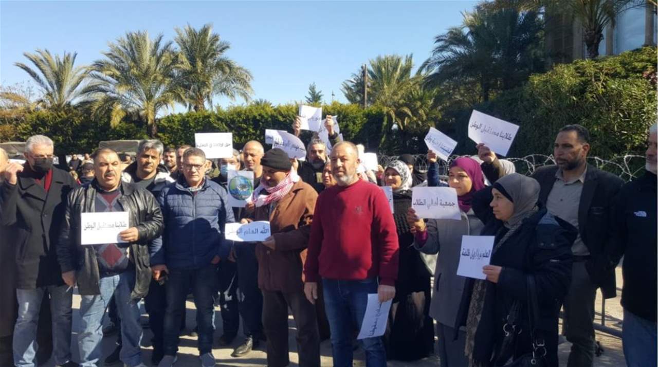 اهالي الطلاب اللبنانيين في الخارج يرفعون الصوت للمطالبه بالدولار الطلابي