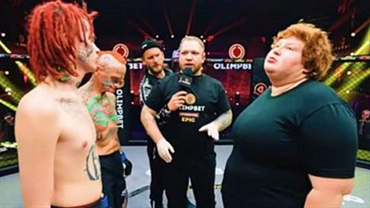 بالفيديو - المُنافس الشهير نزع قميص الممثلة الإباحية في الحلبة 