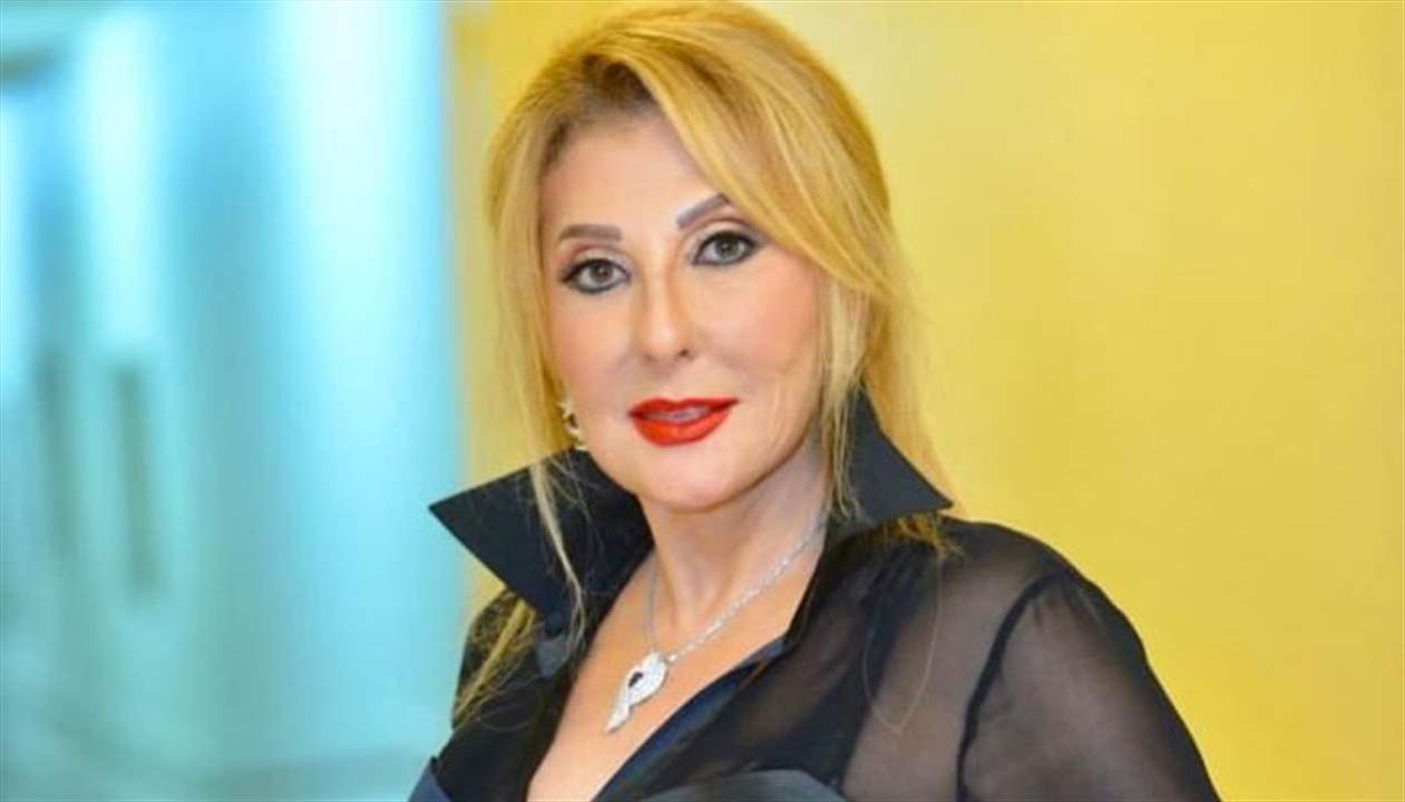 نادية الجندي تلفت الأنظار بإطلالتها في حفل توزيع جوائز جمعية الفيلم