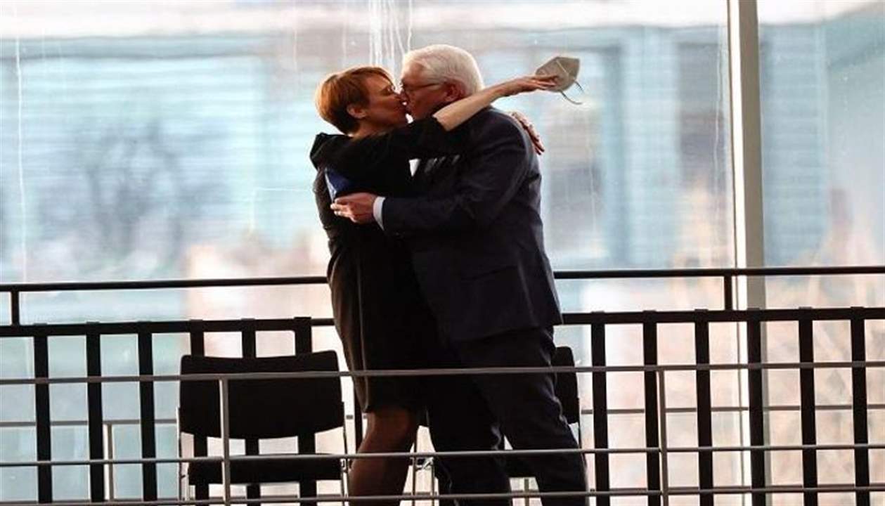 "قبلة الفوز".. هكذا استقبل الرئيس الألماني وزوجته الولاية الثانية