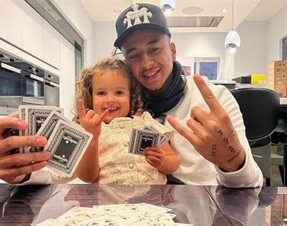 صور - ما هو الوشم على يد نجم مانشستر ولمن أهداه؟