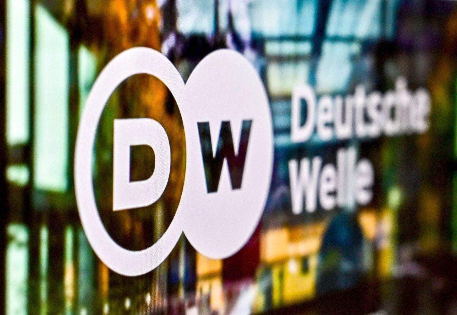 بسبب معاداة السامية.. "دويتشه فيله" تفصل موظفين فلسطينيين من القسم العربي ولبناني يُقدم استقالته 