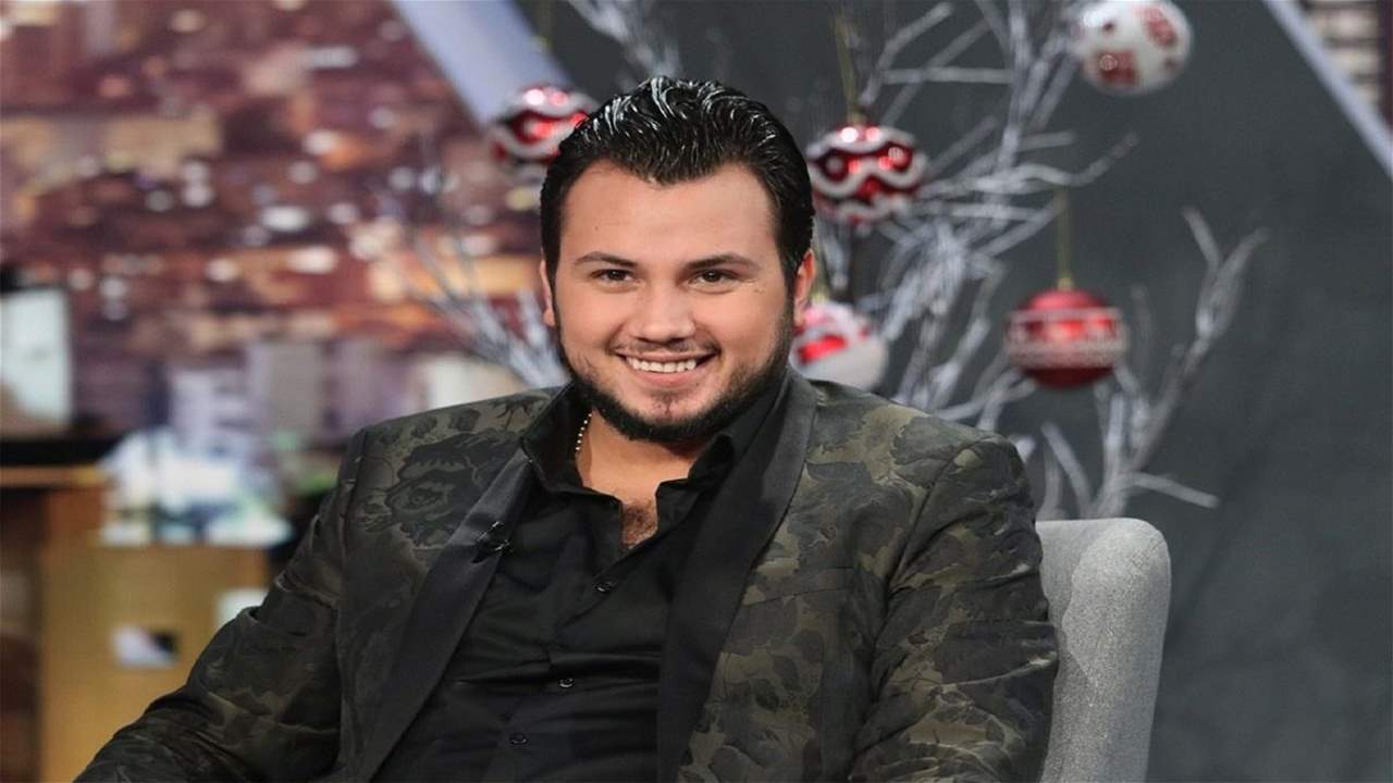 صورة-وديع الشيخ يرسم وجه شقيقه الراحل وشماً على ظهره