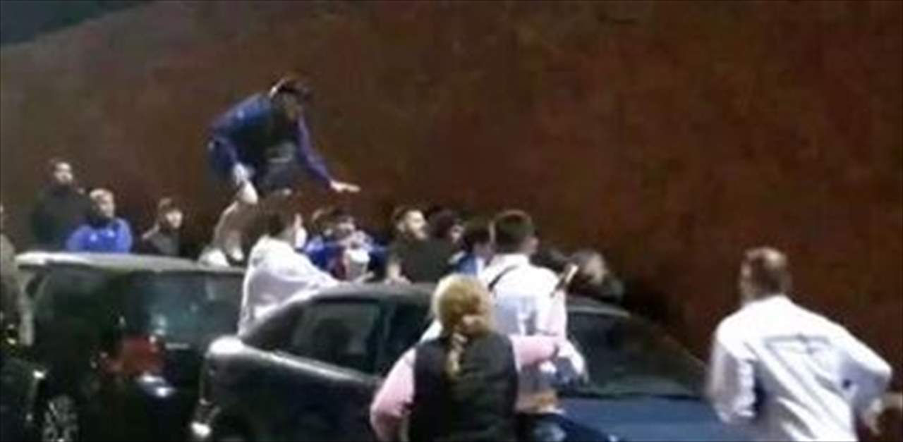 بالفيديو - معركة بالأيدي في الشوارع بعد مباراة للشباب !!