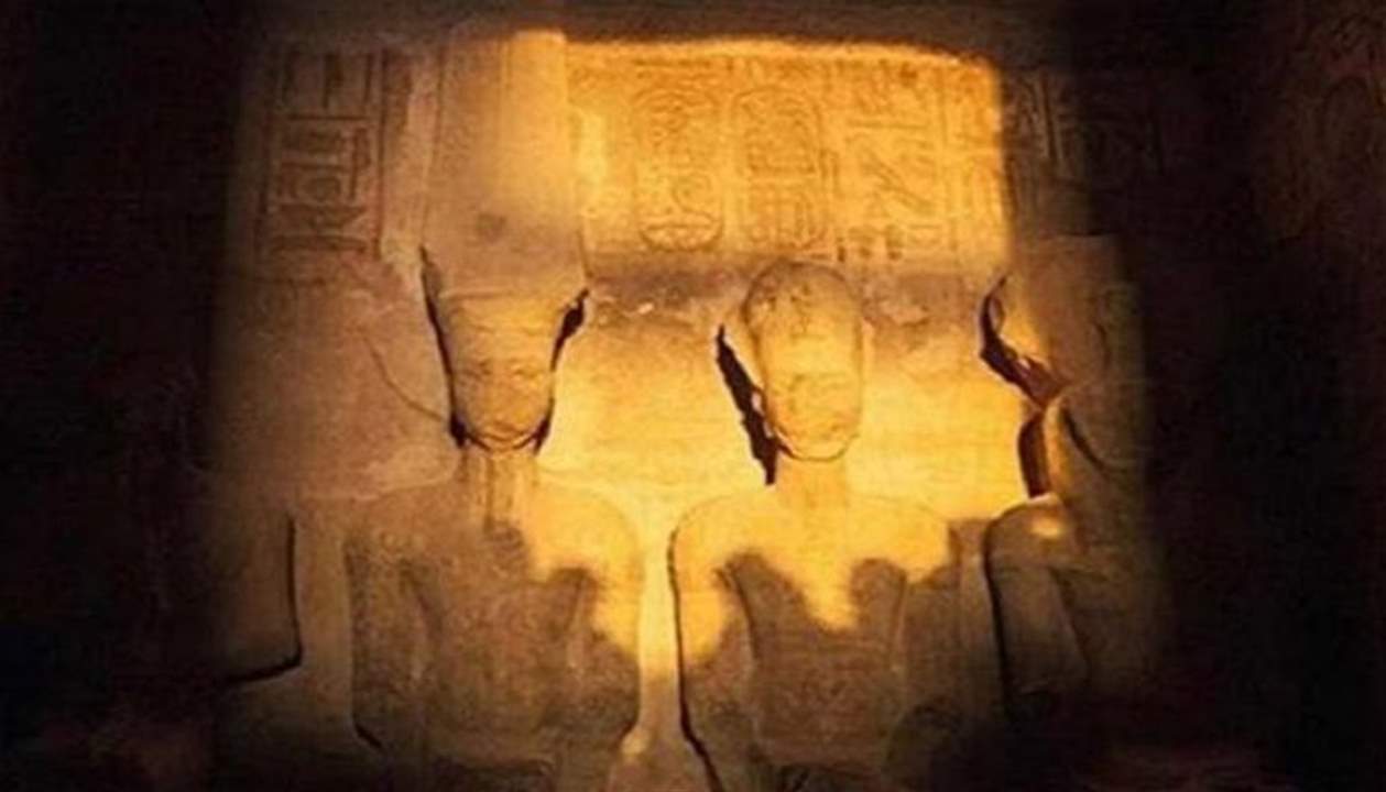 بالفيديو ـ لحظة تعامد الشمس على وجه الملك رمسيس الثاني في معبد أبو سمبل 