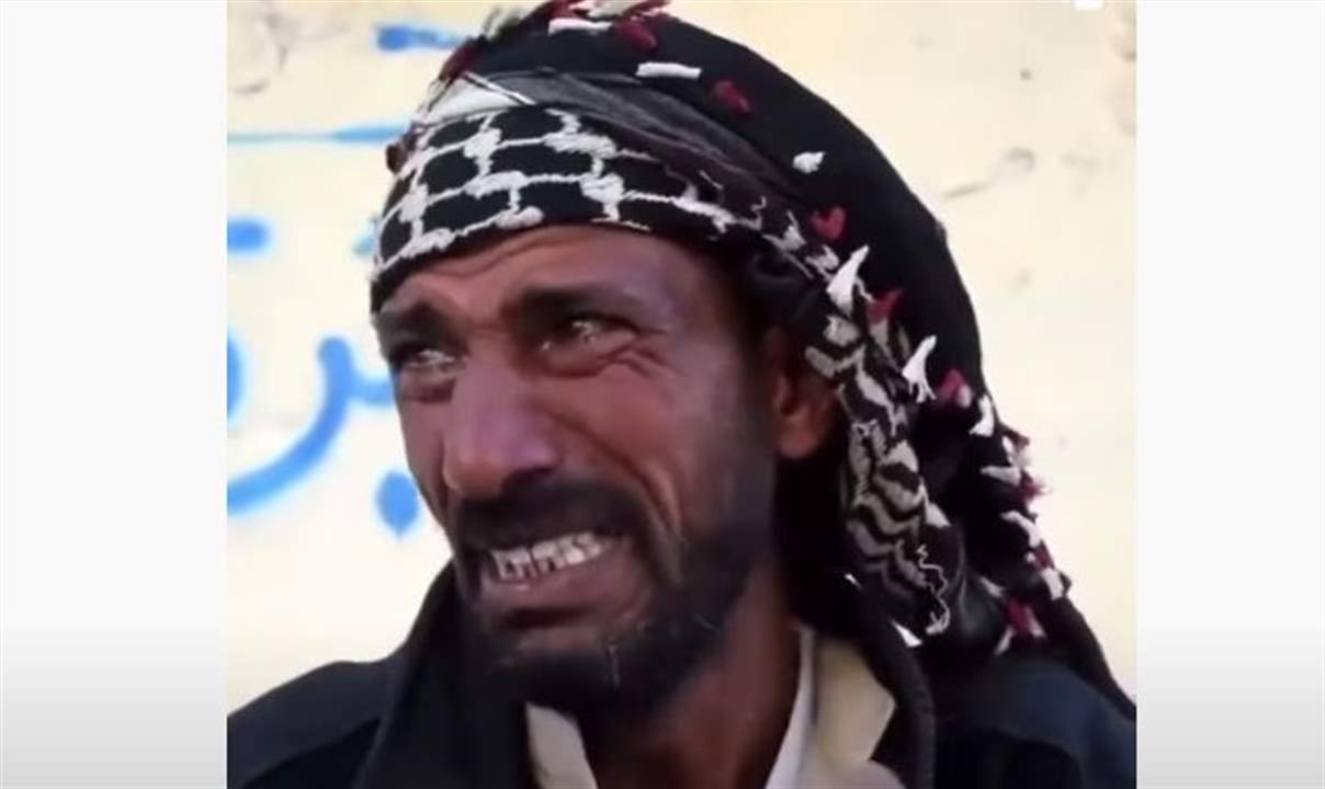 بالفيديو ـ في العراق .. بائع متجول يبكي بحسرة بعد مصادرة الشرطة لعربته