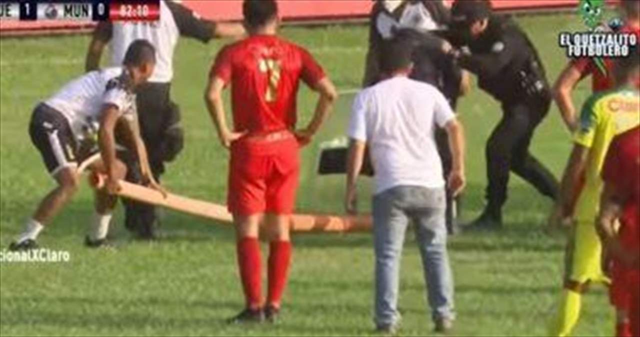 بالفيديو - ثعبان ضخم يقتحم مباراة لكرة القدم  وذعر بين اللاعبين