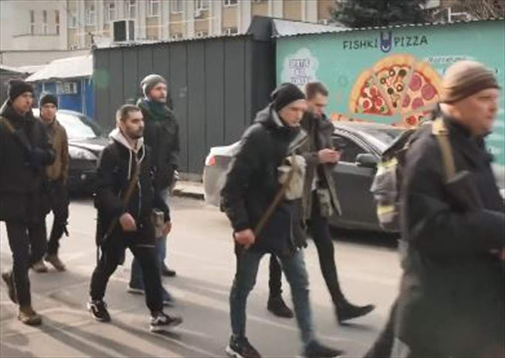 بالفيديو - متطوعون مدنيون في اوكرانيا بالطوابير لاستلام الاسلحة للدفاع عن عاصمتهم 