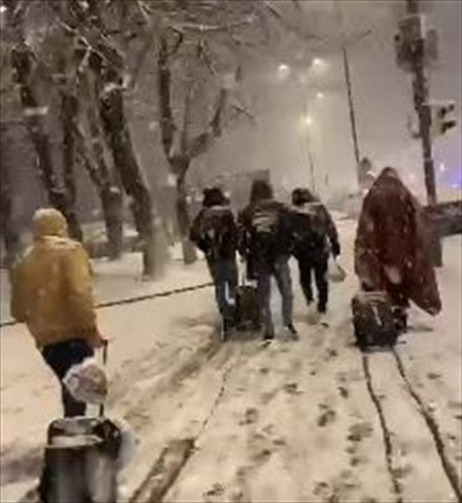 بالفيديو - مجموعة من الطلاب اللبنانيين تحت الثلج   في طريقهم من اوكرانيا الى الحدود الرومانية 