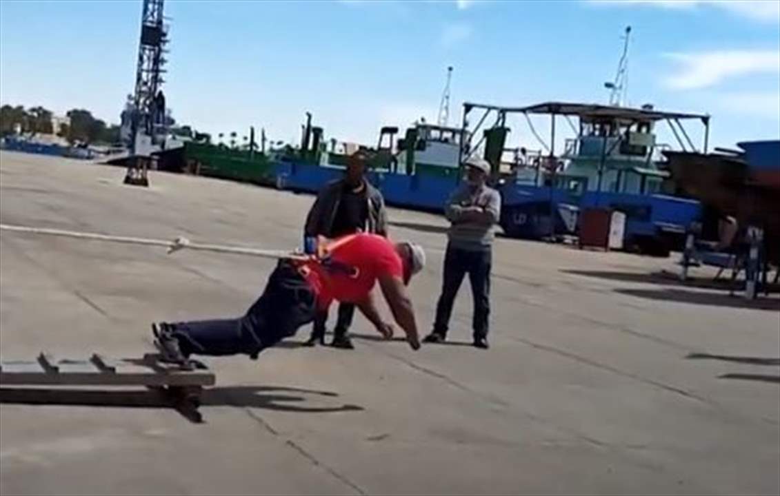 بالفيديو- "الرجل الخارق" المصري يسحب قطارا يزن 180 طنا