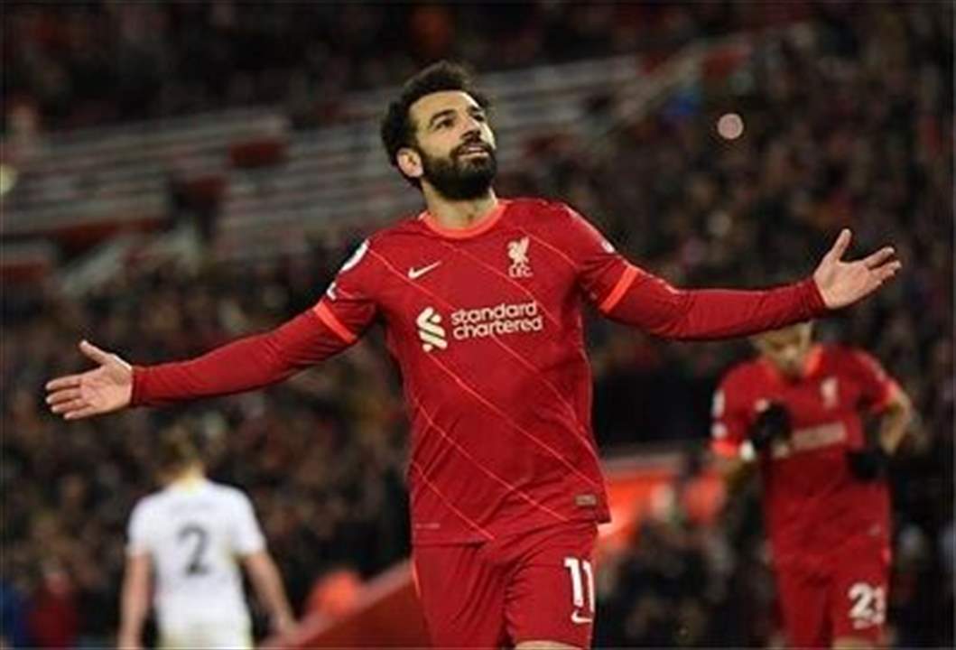 محمد صلاح استخدم حذائه كوسادة ونام خلف البوابة