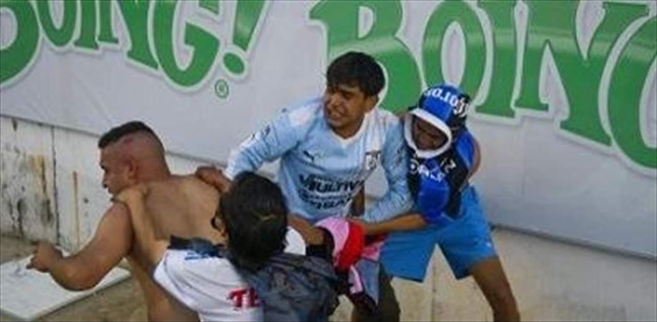 فيديوهات - قتلى وجرحى في اشتباكات بين مشجعين في المكسيك 