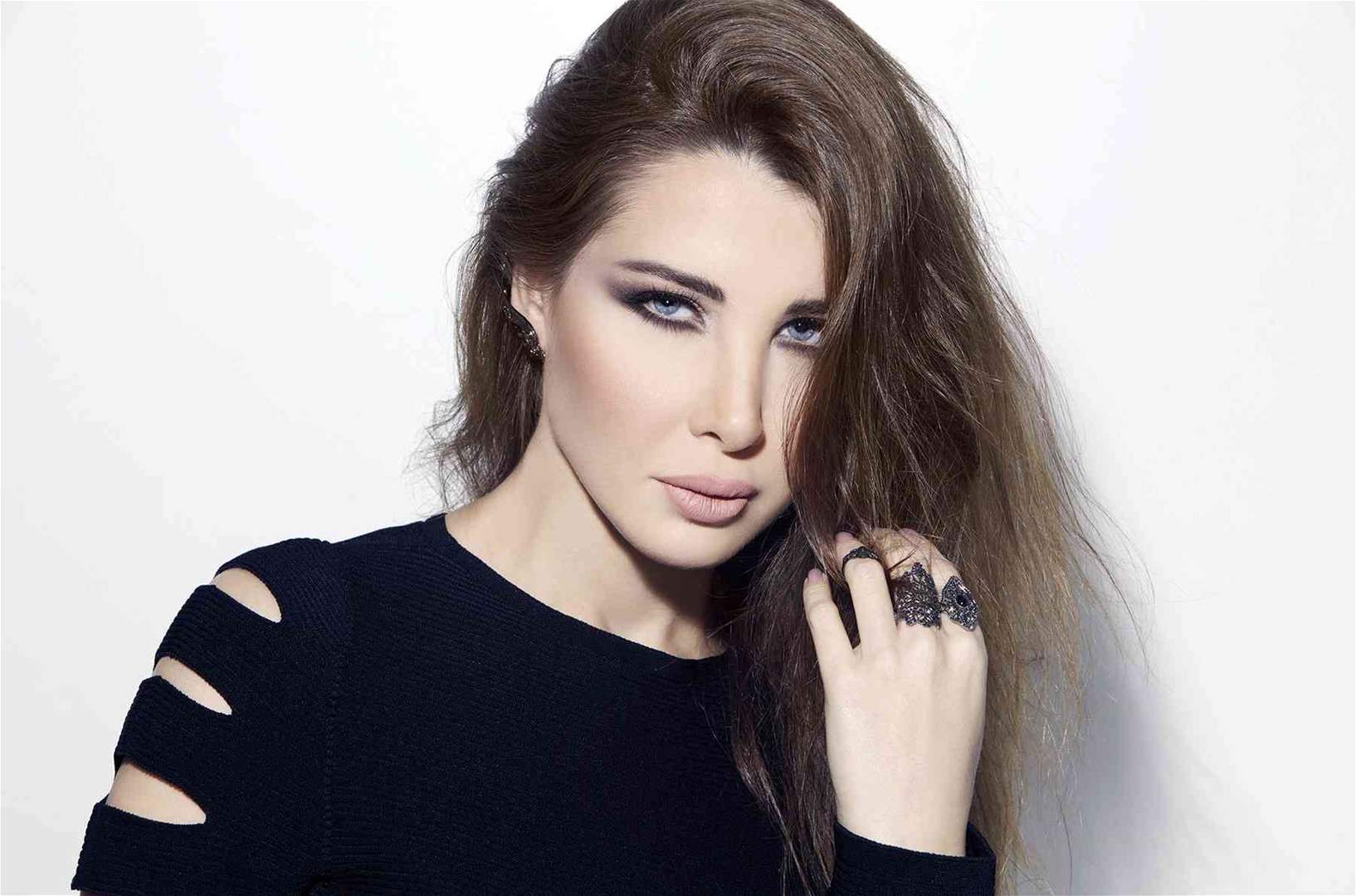 نانسي عجرم تطبع قبلة على جبين ابنتها ايلا والجمهور يتفاعل 