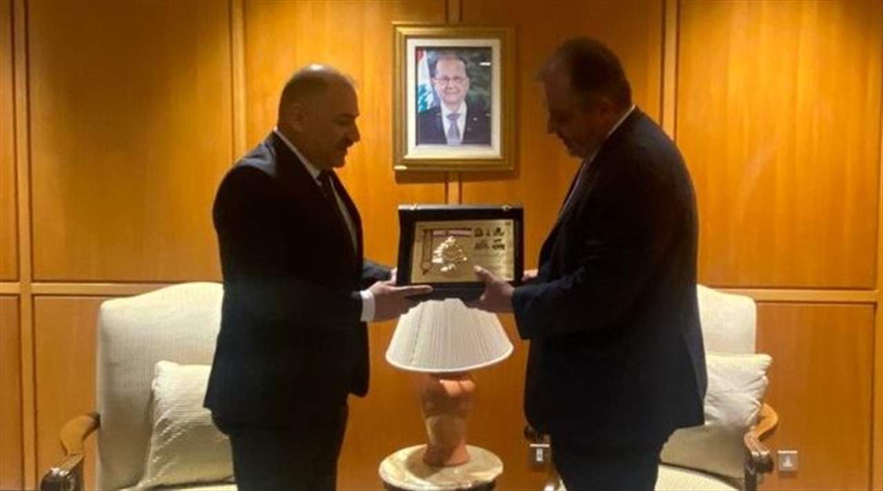 وزير الصناعة والمعادن العراقي يغادر بيروت 