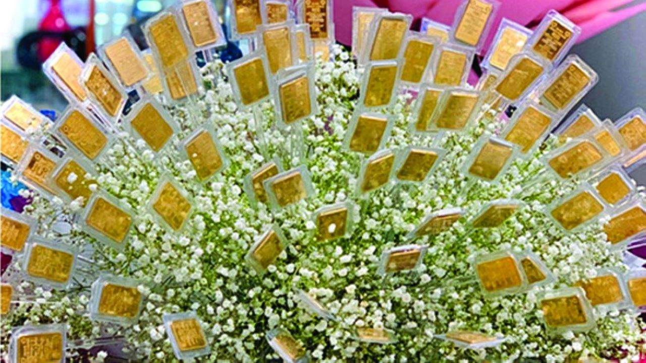 في يوم المرأة العالمي .. فيتنامي يُهدي امرأة باقة من الورد وقطع ذهب بـ307 آلاف دولار