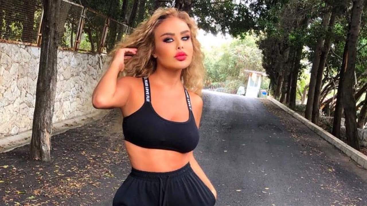 ظهور زوج رولا سعد البعيد عن الاعلام في لقطة رومانسية معها والجمهور يتفاعل 