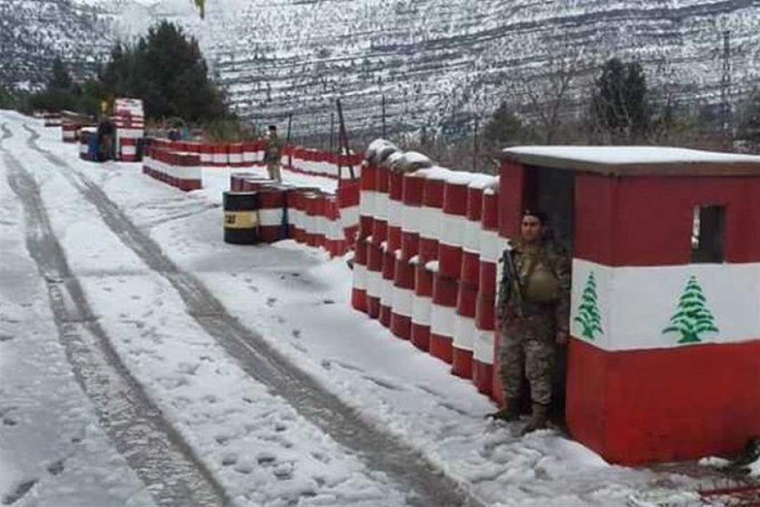 الثلوج تُحاصر 24 جندياً من الجيش اللبناني على طريق الهرمل ـ القبيات... والصليب الأحمر يتحرّك
