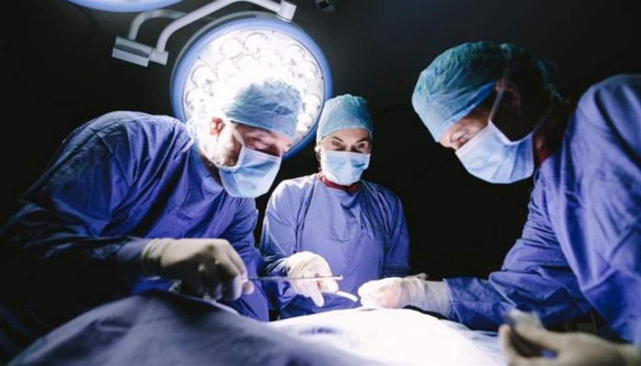 بالصور ـ استخراج هاتف محمول من معدة شاب مصري.. ابتلعه منذ 20 يوماً